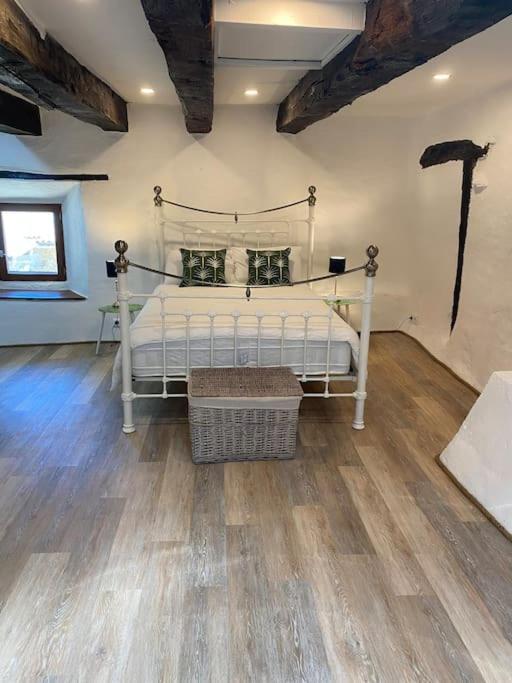 Spacious 1 Bed Home With Shared Pool Champagnac-la-Rivière Eksteriør billede