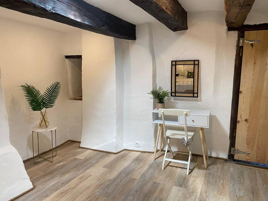 Spacious 1 Bed Home With Shared Pool Champagnac-la-Rivière Eksteriør billede