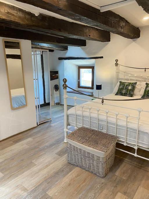 Spacious 1 Bed Home With Shared Pool Champagnac-la-Rivière Eksteriør billede